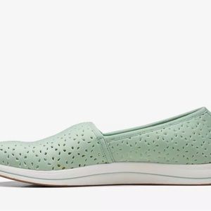 Emily Breeze pale green clark cloud stepper.  Size 12
